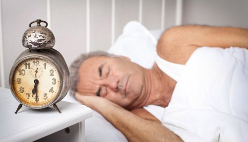 Người trên 50 tuổi ngủ ít hơn 5 tiếng đồng hồ mỗi đêm có nguy cơ mắc các bệnh mãn tính cao - Ảnh 1.