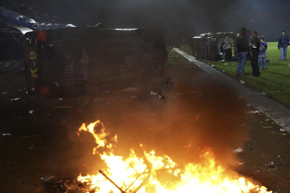 Cập nhật: 174 người chết trong bạo loạn tại trận đấu bóng đá ở Indonesia - Ảnh 6.