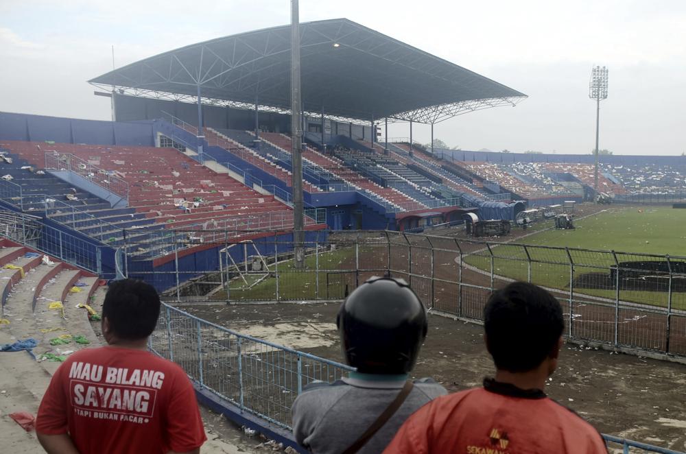 Cập nhật: 174 người chết trong bạo loạn tại trận đấu bóng đá ở Indonesia - Ảnh 8.