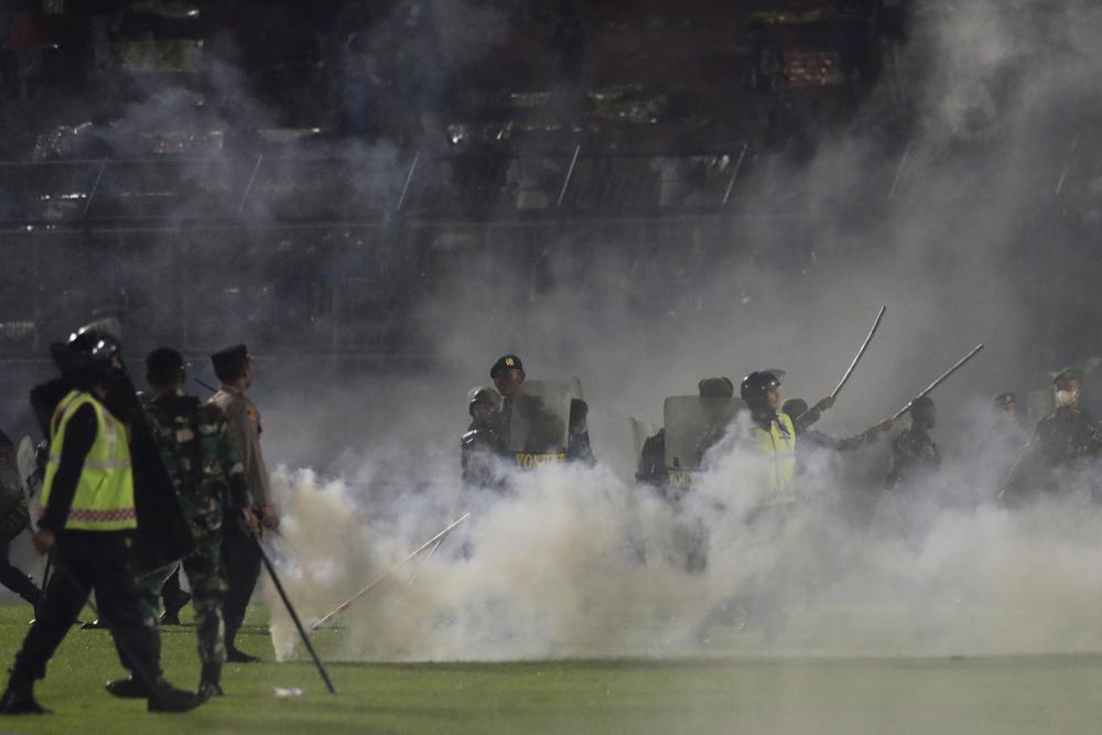 Cập nhật: 174 người chết trong bạo loạn tại trận đấu bóng đá ở Indonesia - Ảnh 2.