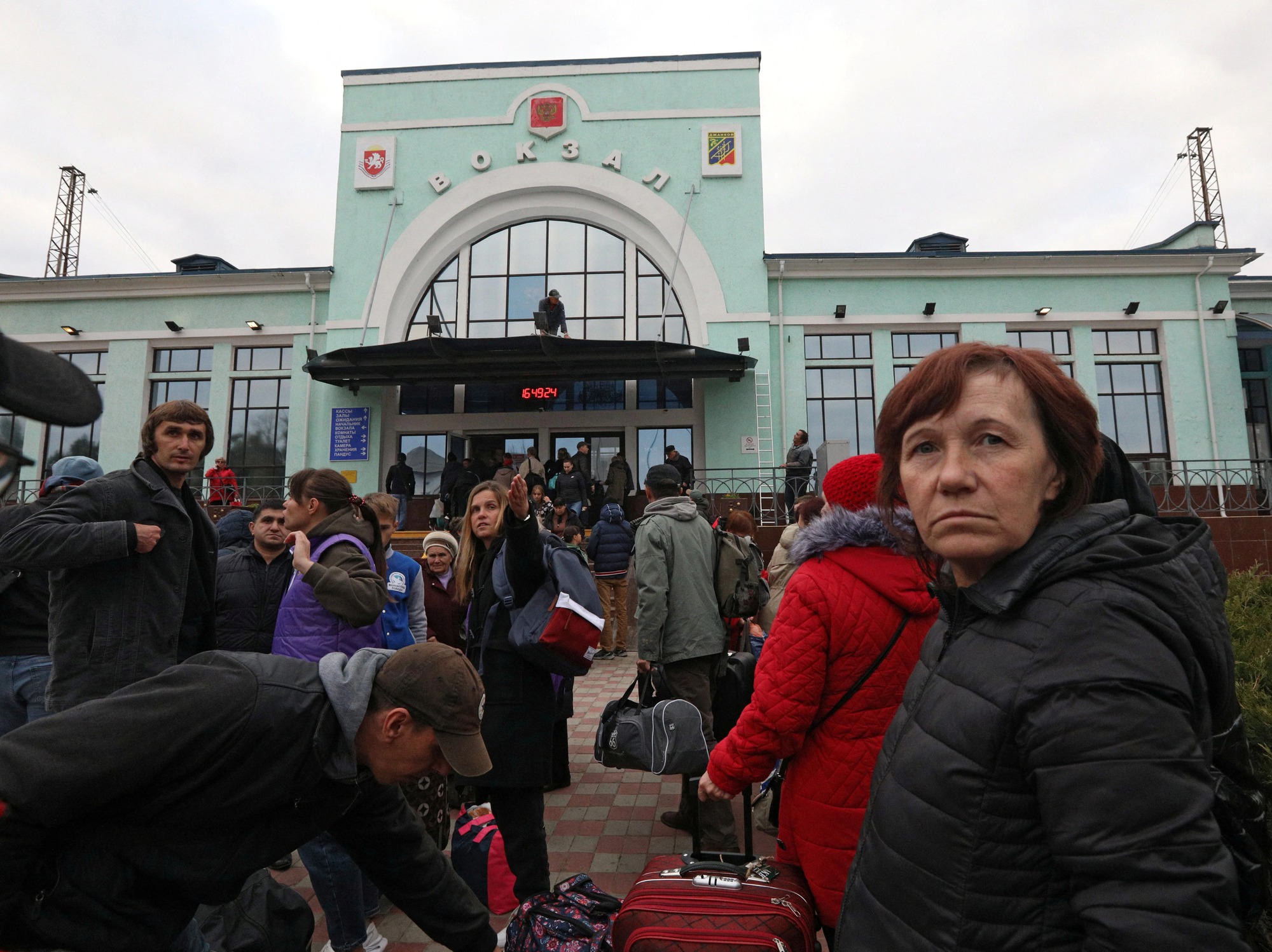 Ảnh: Hàng ngàn dân thường rời khỏi thành phố Kherson - Ảnh 6.