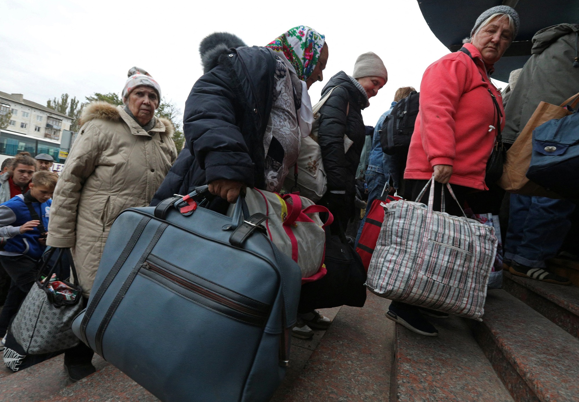 Ảnh: Hàng ngàn dân thường rời khỏi thành phố Kherson - Ảnh 7.
