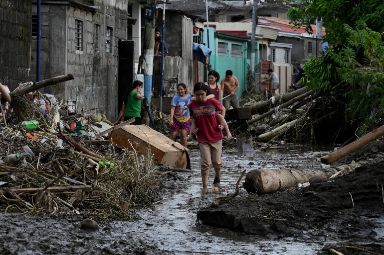 Ít nhất 98 người thiệt mạng do bão ở Philippines - Ảnh 1.