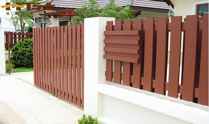 Hàng rào gỗ điểm nhấn vừa cổ điển, vừa hiện đại cho ngôi nhà thêm ấn tượng - Ảnh 2.