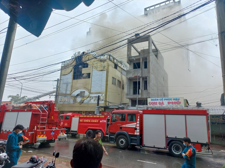 Cháy lớn ở quán karaoke ven biển Đà Nẵng, cảnh sát đục tường dập lửa - Ảnh 3.