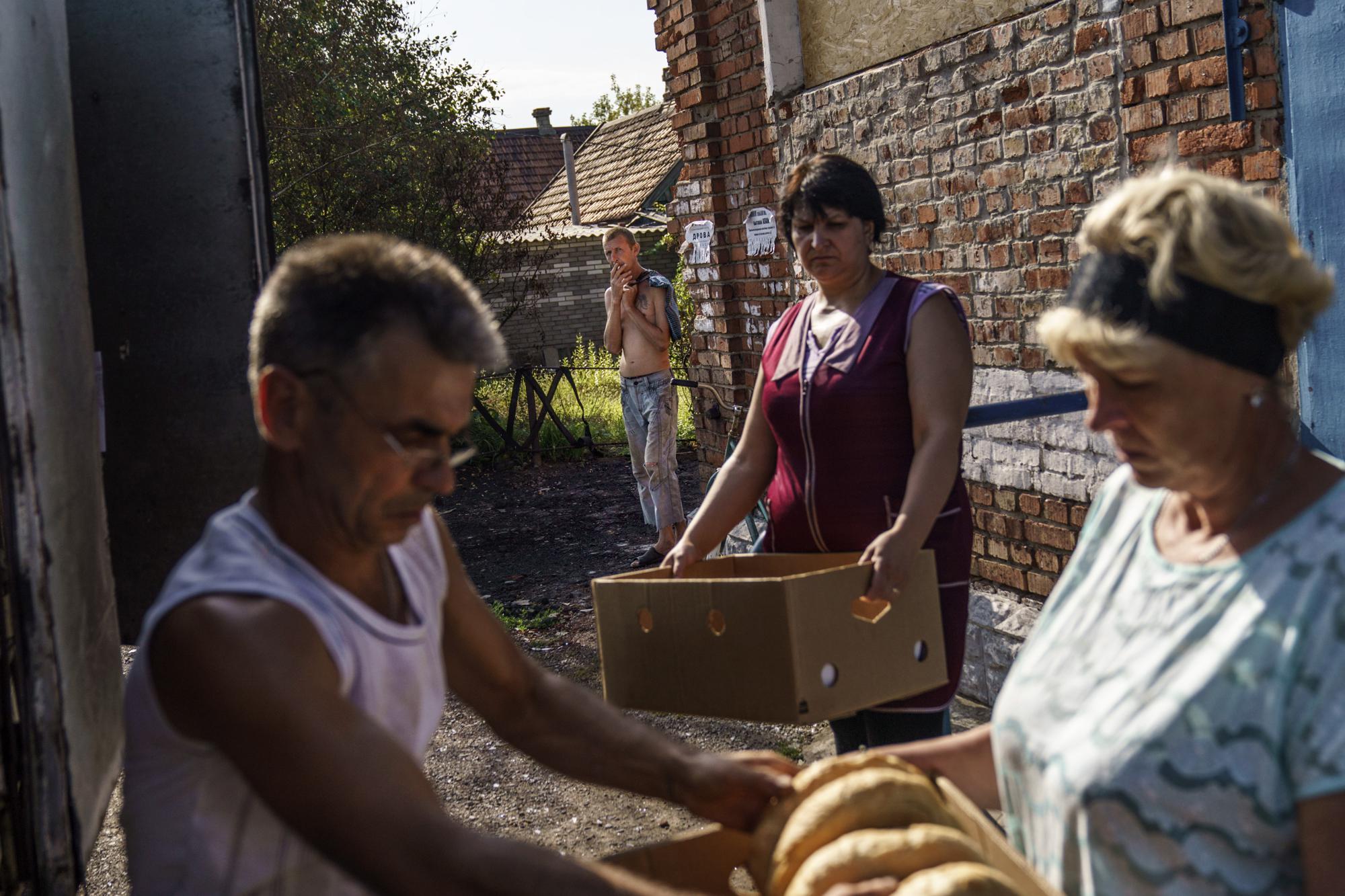 Bên trong lò bánh cung cấp cho tiền tuyến còn sót lại ở Ukraina - Ảnh 13.
