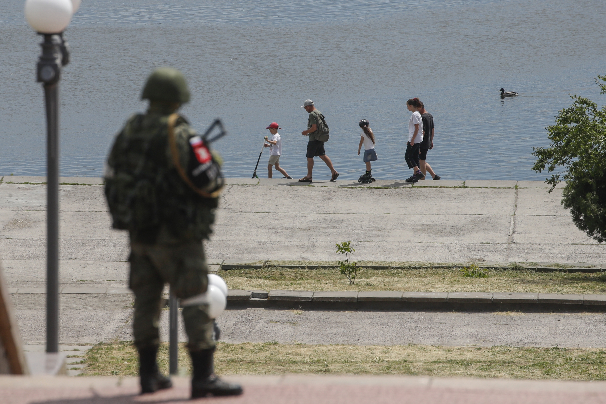 Hình ảnh quân đội Nga chiếm đóng thành phố Kherson của Ukraina - Ảnh 1.