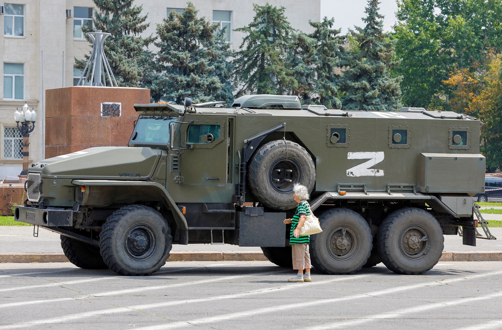 Hình ảnh quân đội Nga chiếm đóng thành phố Kherson của Ukraina - Ảnh 4.