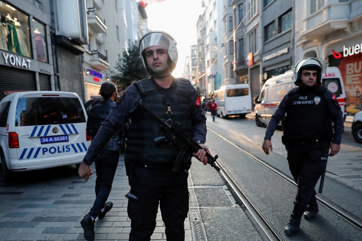 Hiện trường nổ làm ít nhất 6 người thiệt mạng, hàng chục người bị thương ở Istanbul - Ảnh 1.