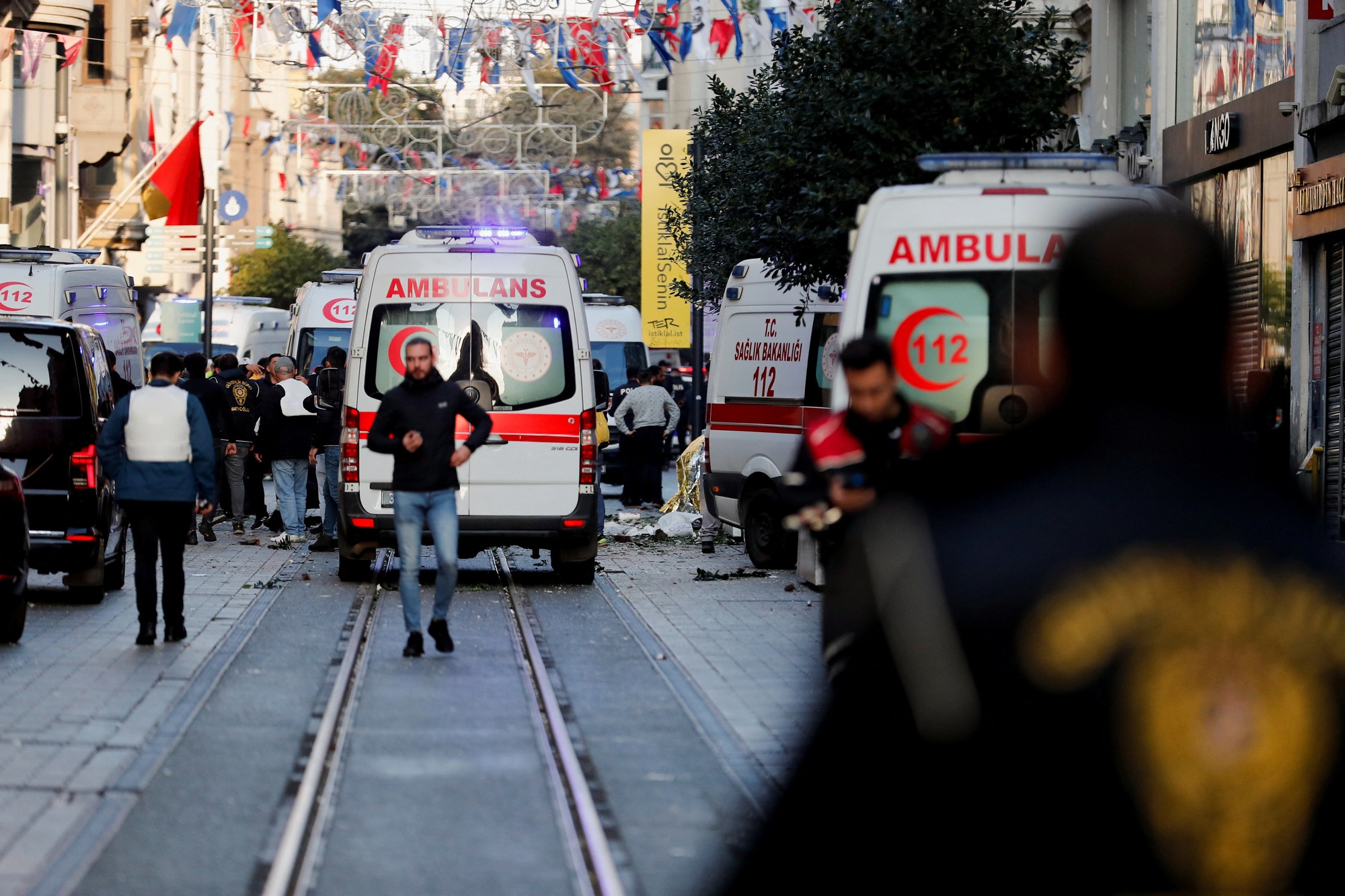 Hiện trường nổ làm ít nhất 6 người thiệt mạng, hàng chục người bị thương ở Istanbul - Ảnh 4.