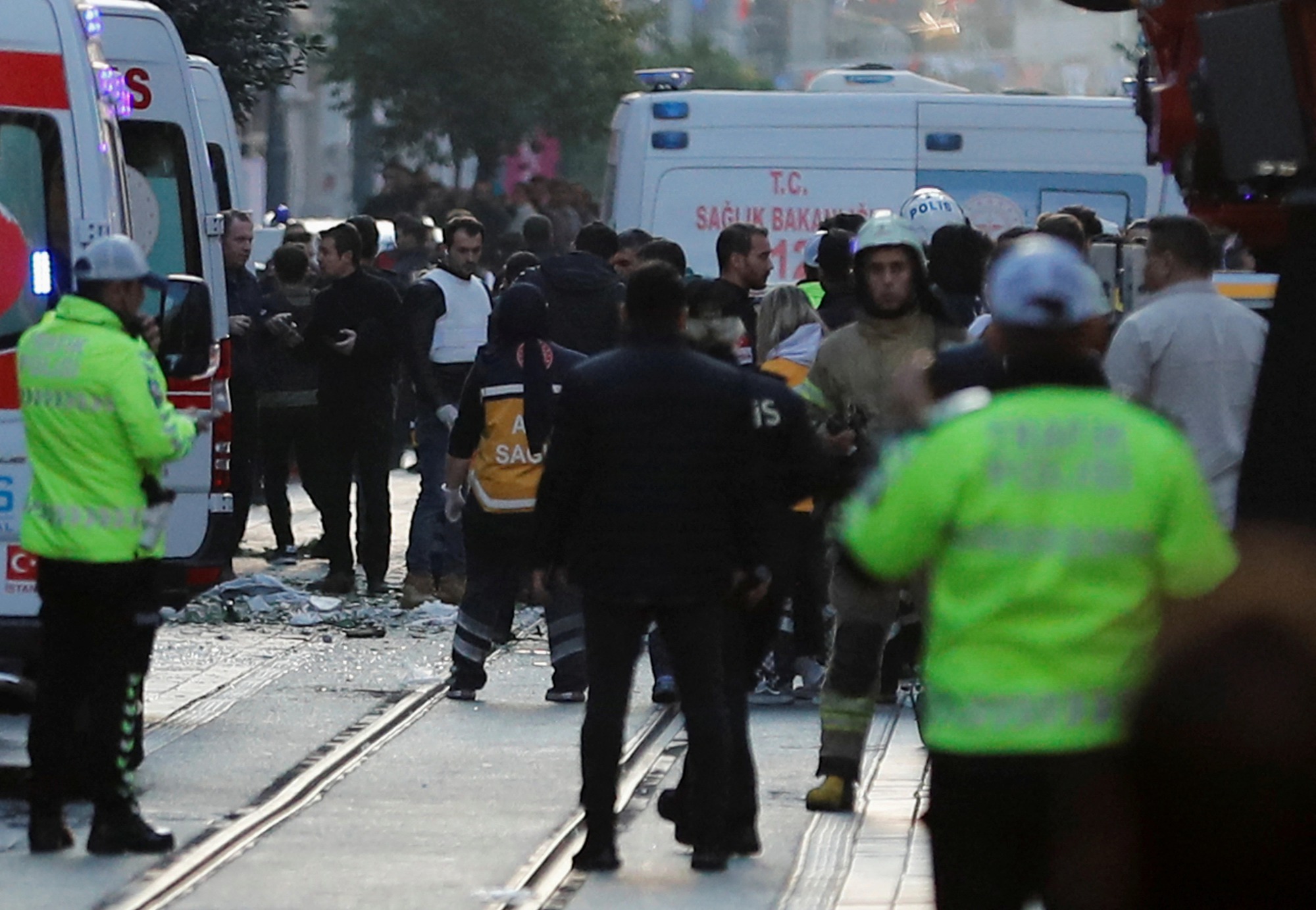 Hiện trường nổ làm ít nhất 6 người thiệt mạng, hàng chục người bị thương ở Istanbul - Ảnh 5.