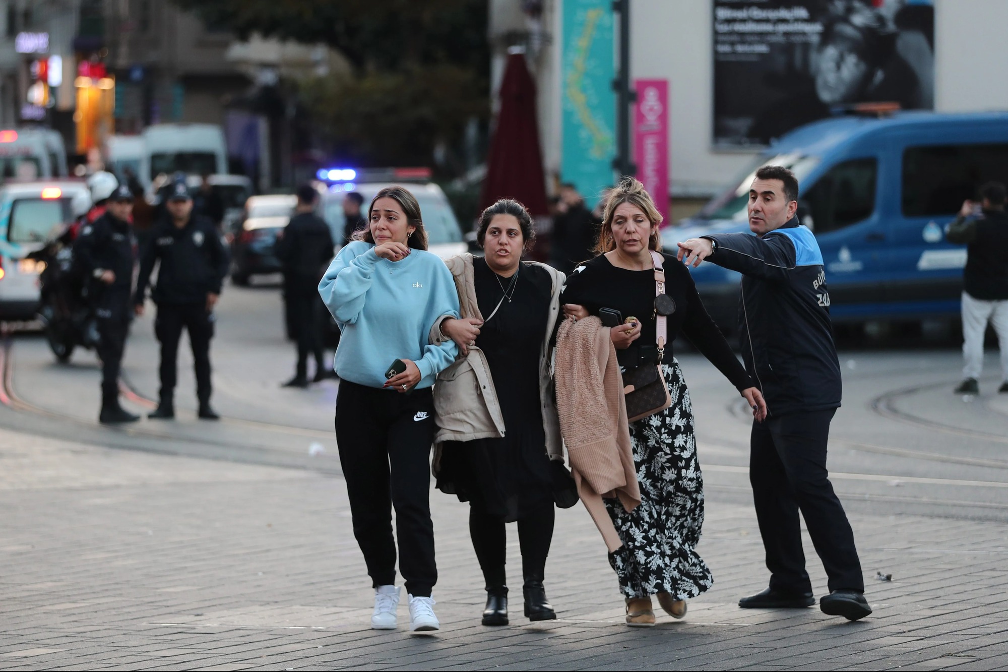 Hiện trường nổ làm ít nhất 6 người thiệt mạng, hàng chục người bị thương ở Istanbul - Ảnh 6.