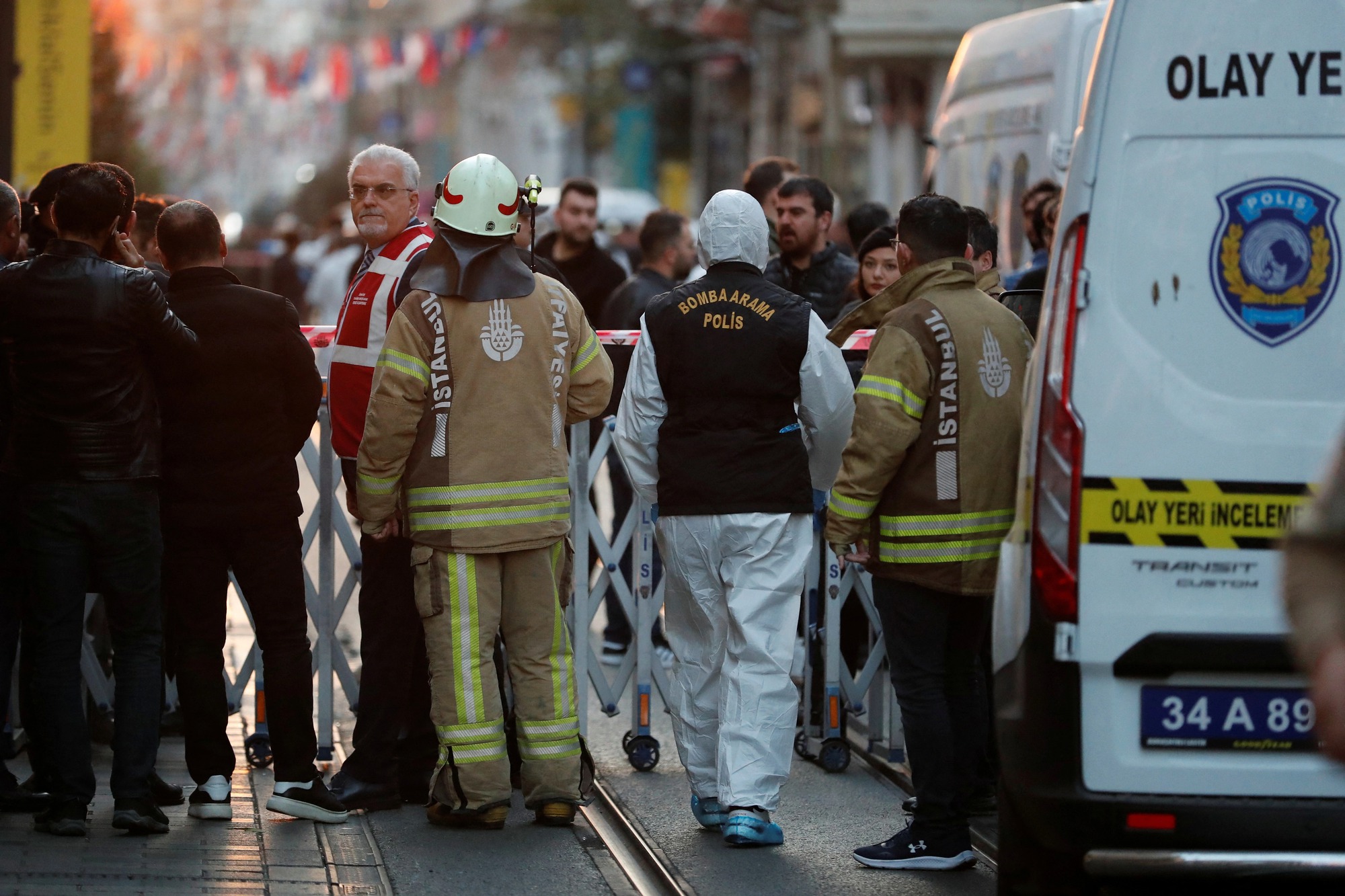 Hiện trường nổ làm ít nhất 6 người thiệt mạng, hàng chục người bị thương ở Istanbul - Ảnh 7.