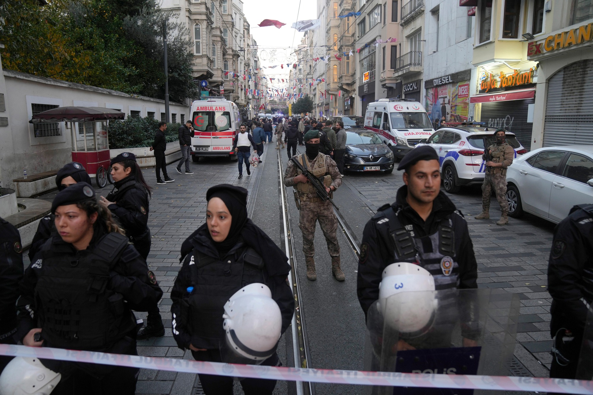 Hiện trường nổ làm ít nhất 6 người thiệt mạng, hàng chục người bị thương ở Istanbul - Ảnh 8.