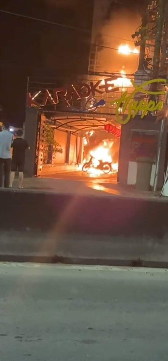 Cháy quán karaoke ở Tây Ninh, biển hiệu và một xe máy bị thiêu rụi - Ảnh 2.