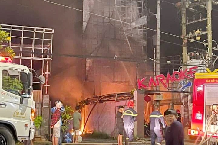 Cháy quán karaoke ở Tây Ninh, biển hiệu và một xe máy bị thiêu rụi - Ảnh 1.