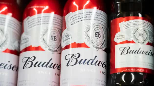 Qatar cấm bia tại các sân vận động World Cup dù Budweiser tài trợ 75 tỷ USD - Ảnh 1.
