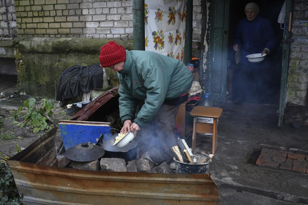Lạnh và tối: Kiev sẵn sàng cho 'mùa đông tồi tệ nhất' - Ảnh 4.