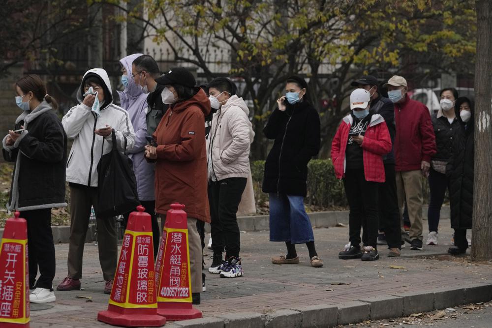 Trung Quốc mở rộng phong tỏa khi số ca nhiễm COVID-19 đạt kỷ lục - Ảnh 3.