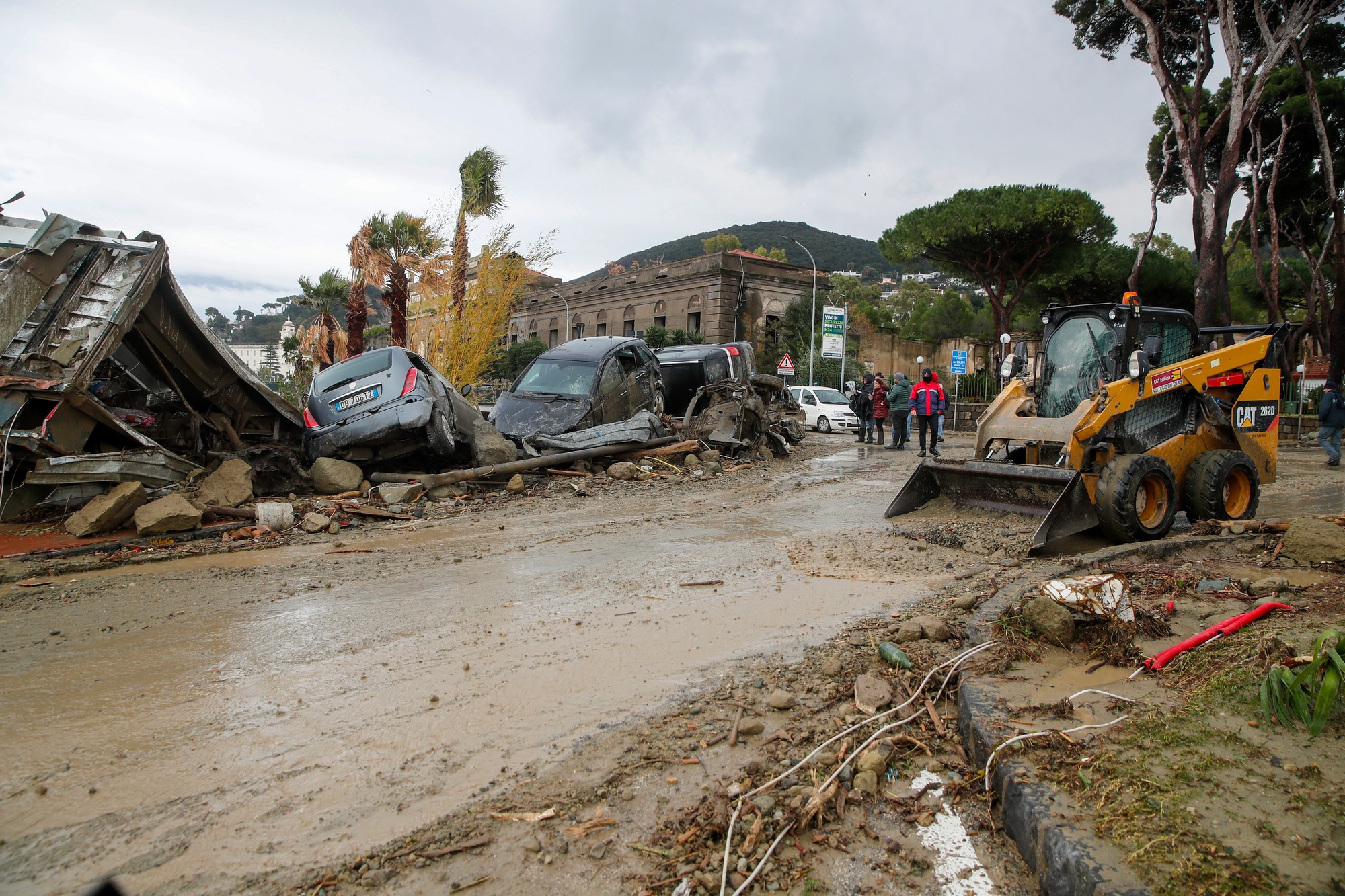 Mưa lớn gây lở đất ở Ý khiến hàng chục người mất tích - Ảnh 9.