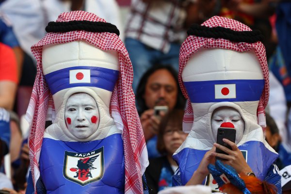 Hình ảnh cổ động viên cổ vũ các đội tuyển World Cup ở Qatar - Ảnh 1.