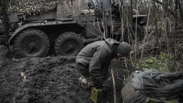 Chiến hào, bùn lầy và chết chóc: Chiến trường Ukraina trông giống như trong Thế chiến thứ nhất - Ảnh 5.