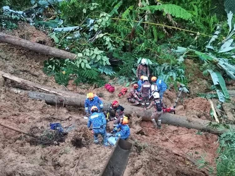 Sạt lở đất khiến 2 người chết, 51 người mất tích ở cao nguyên Genting, Malaysia - Ảnh 3.