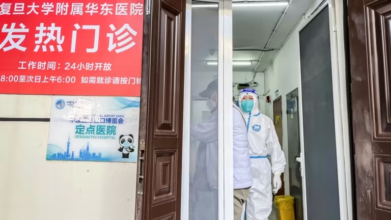 Trung tâm tài chính Thượng Hải vắng lặng khi số ca nhiễm COVID tăng cao - Ảnh 1.