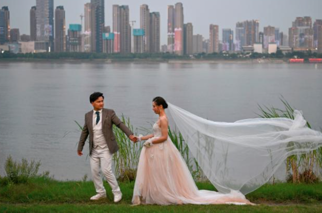 Giới trẻ Trung Quốc ngày càng 'lười' kết hôn khi gánh nặng chồng chất - Ảnh 4.