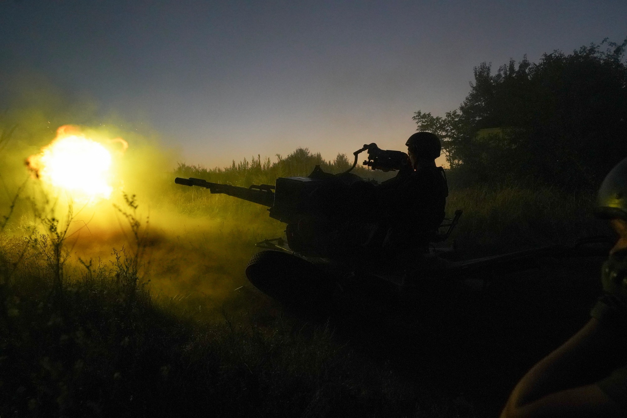 Nhìn lại cuộc chiến hơn 300 ngày ở Ukraina qua ảnh - Ảnh 12.