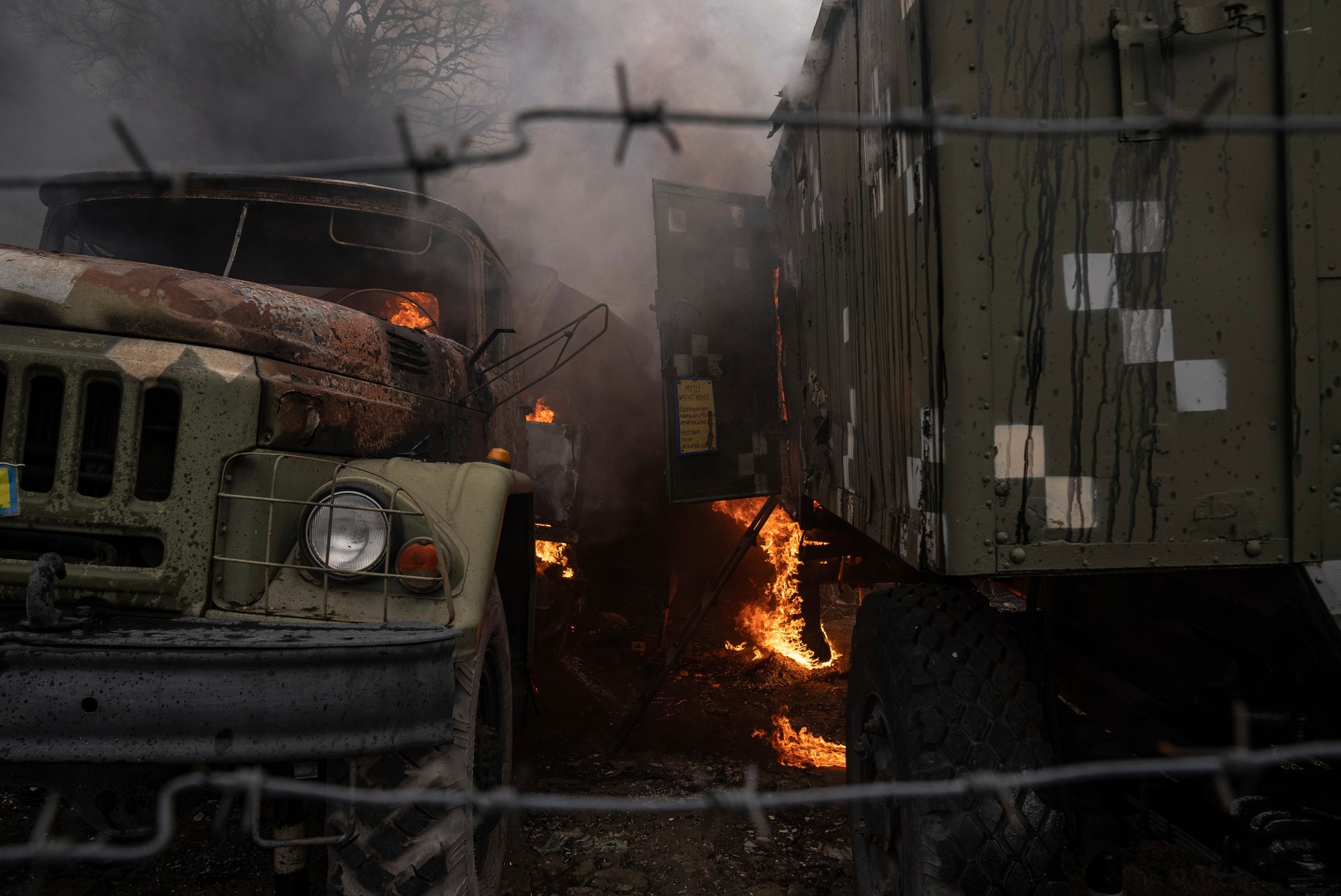 Nhìn lại cuộc chiến hơn 300 ngày ở Ukraina qua ảnh - Ảnh 4.