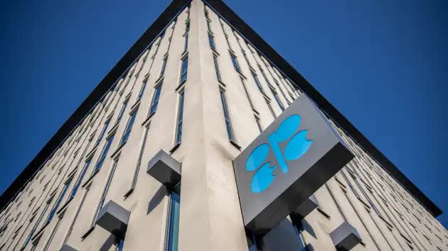 OPEC+ xem xét cắt giảm sản lượng dầu thô trước lệnh trừng phạt Nga và đề xuất giá trần - Ảnh 2.