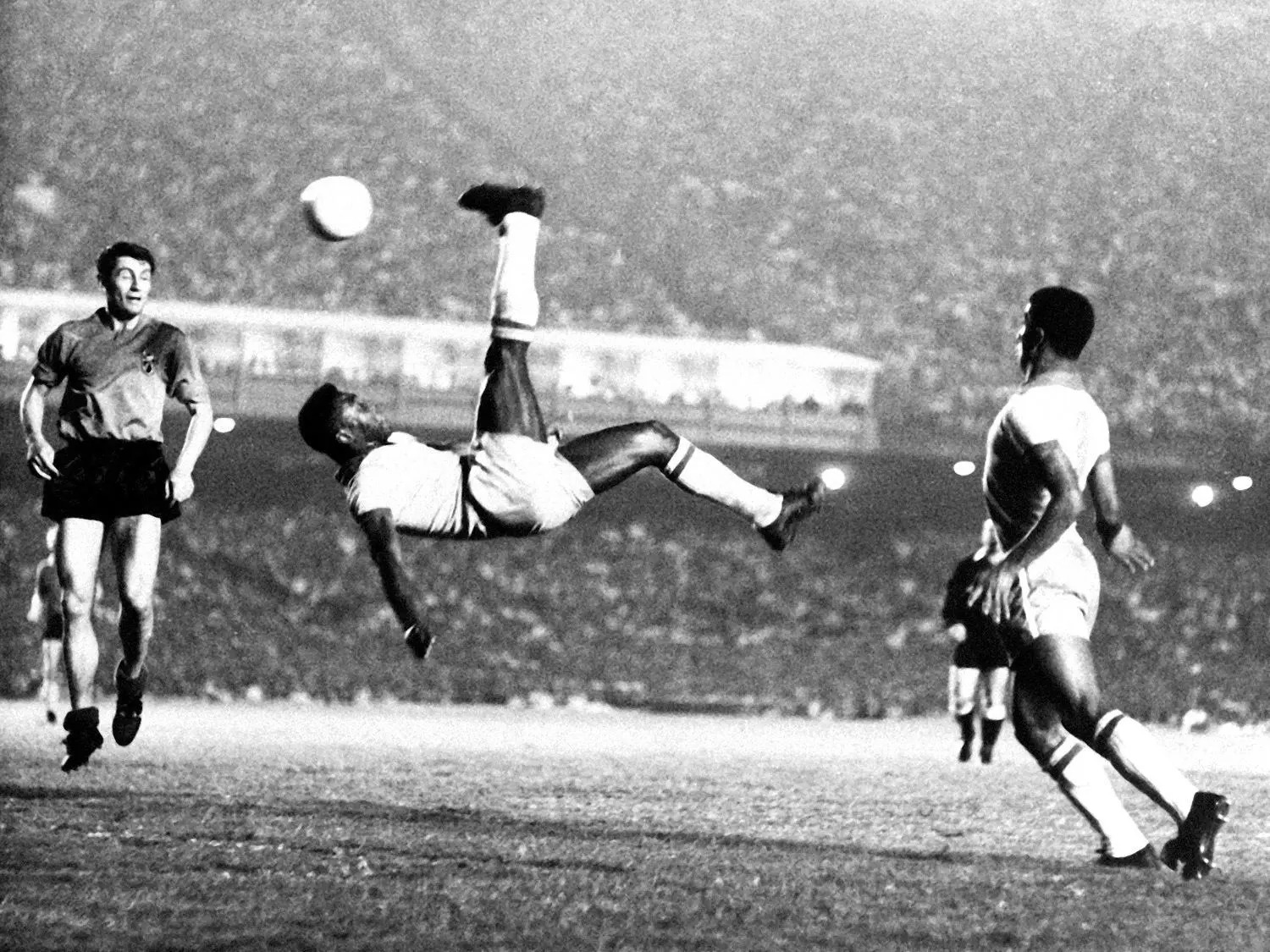 Cuộc đời 82 năm của 'Vua bóng đá' Pele qua ảnh   - Ảnh 4.
