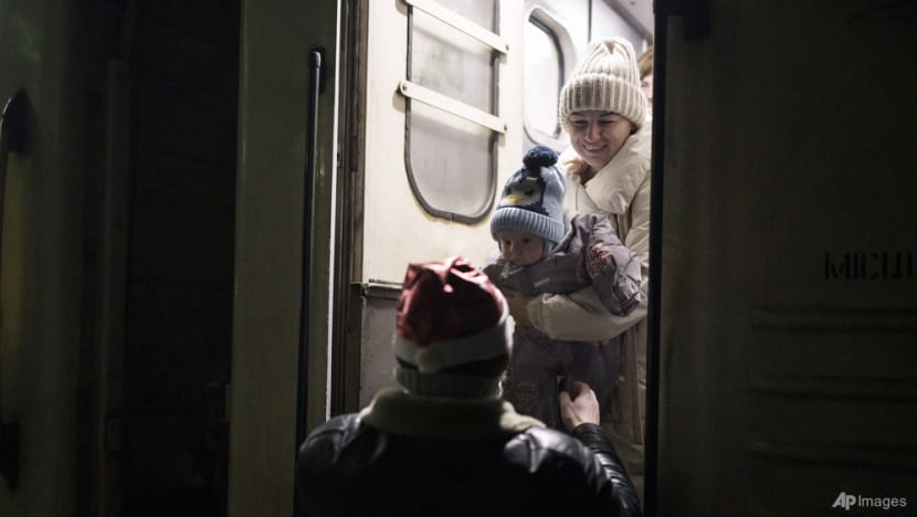 Bất chấp chiến tranh, một số gia đình Ukraina vẫn đoàn tụ đón năm mới - Ảnh 3.