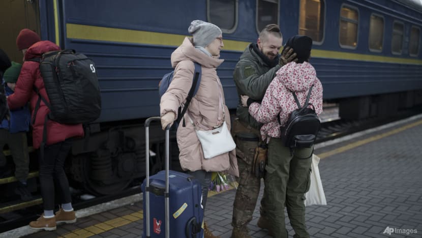 Bất chấp chiến tranh, một số gia đình Ukraina vẫn đoàn tụ đón năm mới - Ảnh 2.