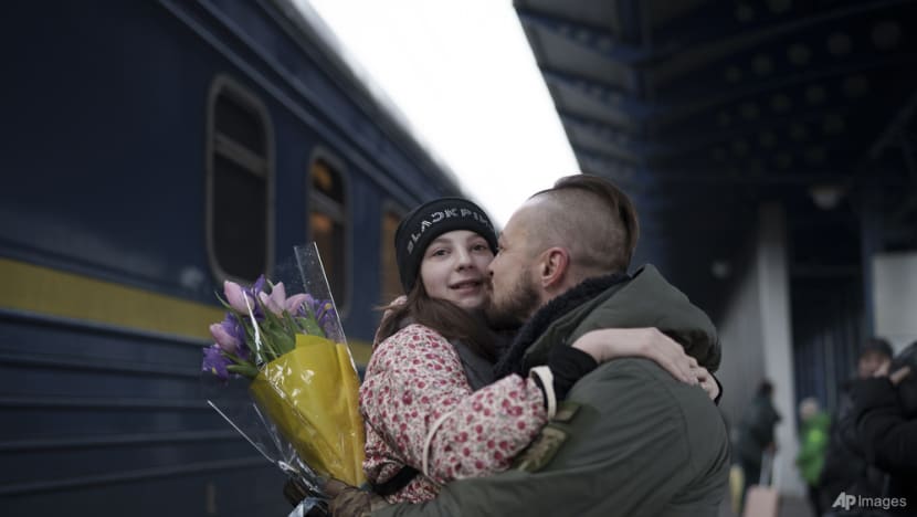 Bất chấp chiến tranh, một số gia đình Ukraina vẫn đoàn tụ đón năm mới - Ảnh 1.