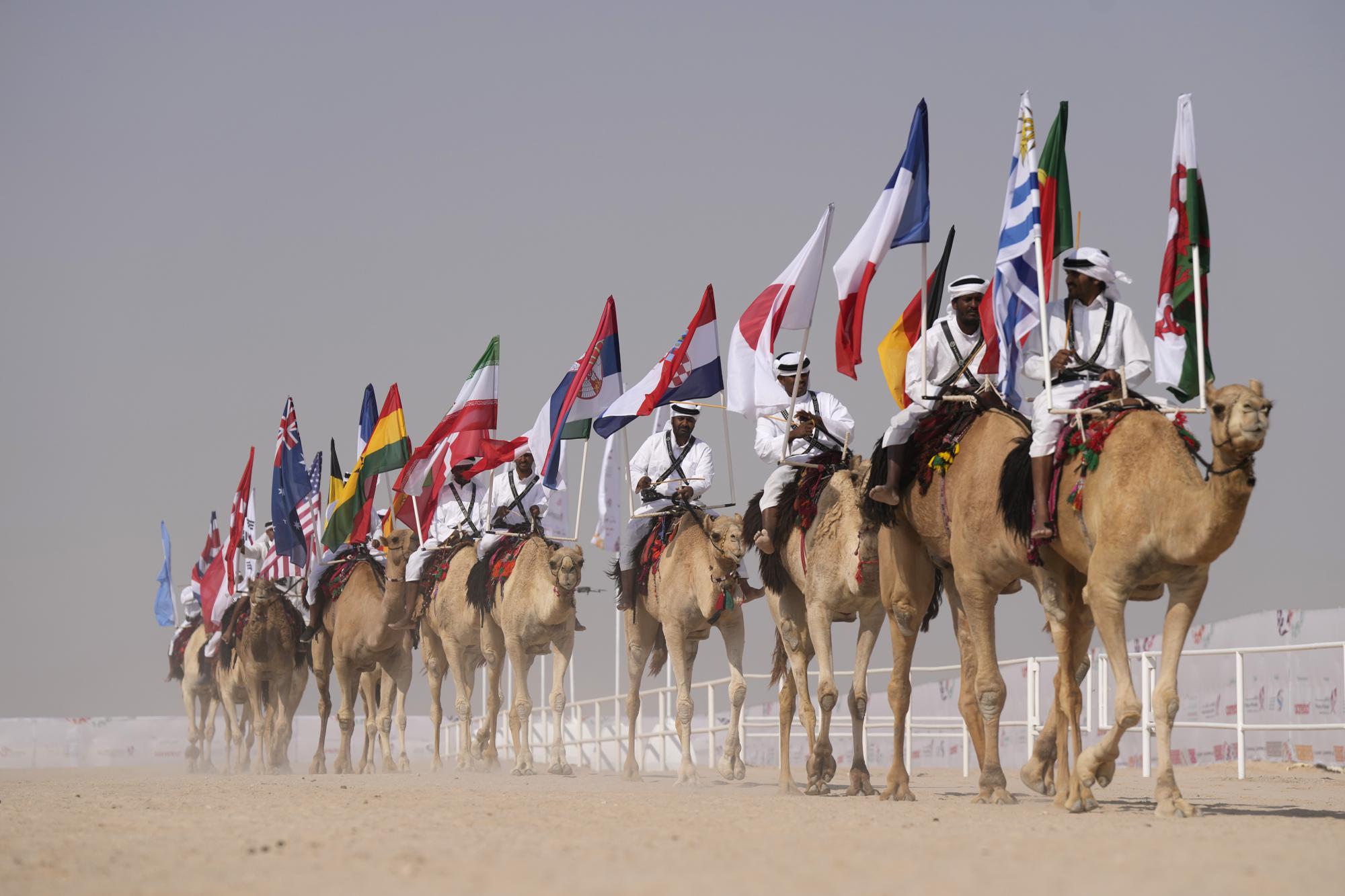 Cuộc thi lạc đà Qatar thu hút du khách bên lề World Cup - Ảnh 2.