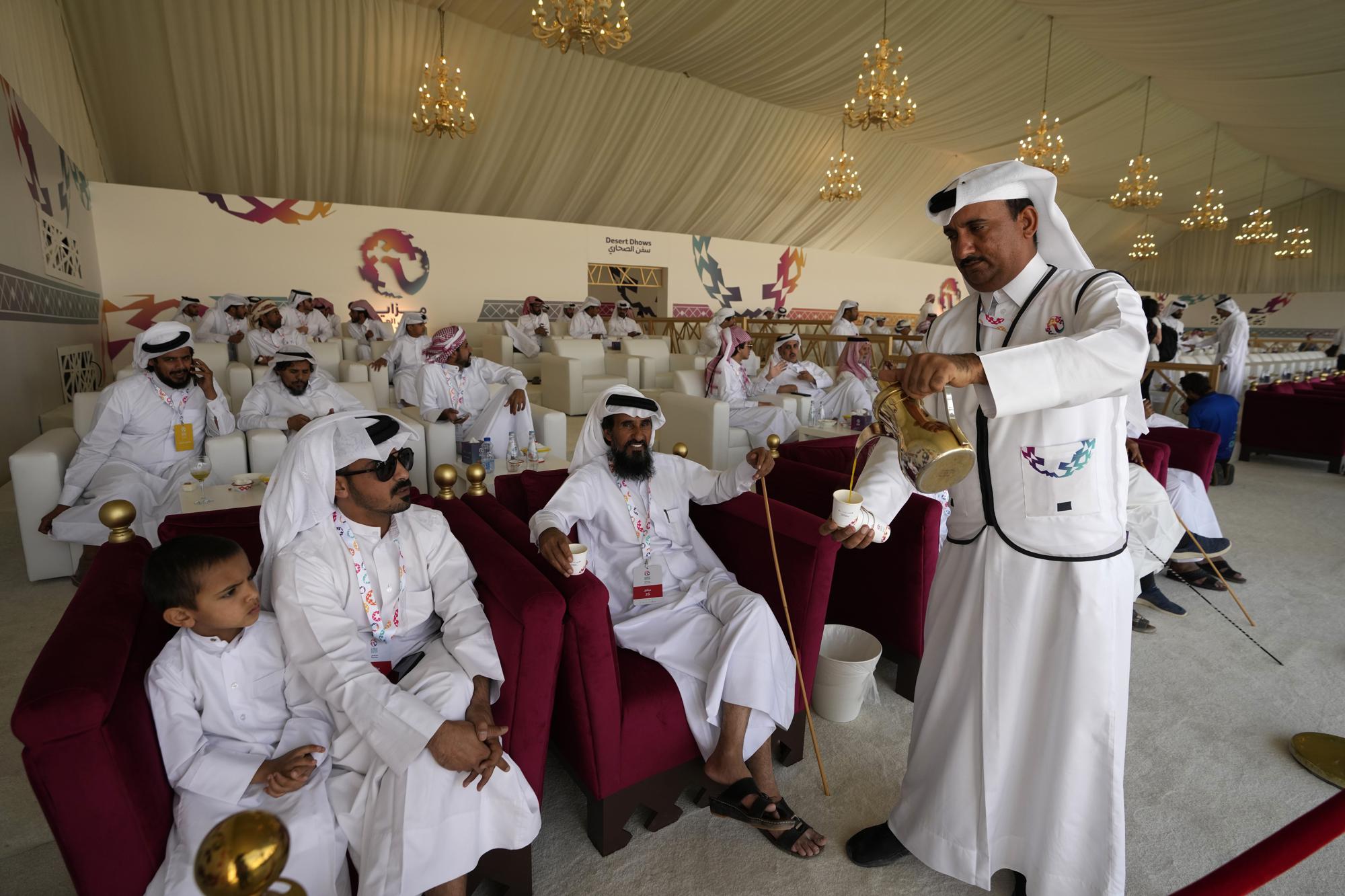 Cuộc thi lạc đà Qatar thu hút du khách bên lề World Cup - Ảnh 6.