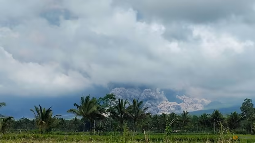 Indonesia sơ tán khẩn cấp hàng nghìn người gần núi lửa Semeru - Ảnh 2.