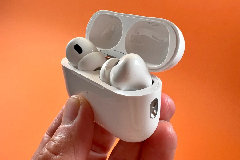 Doanh số AirPods Pro 2 giúp Apple tăng lên 31% thị phần tai nghe không dây - Ảnh 1.