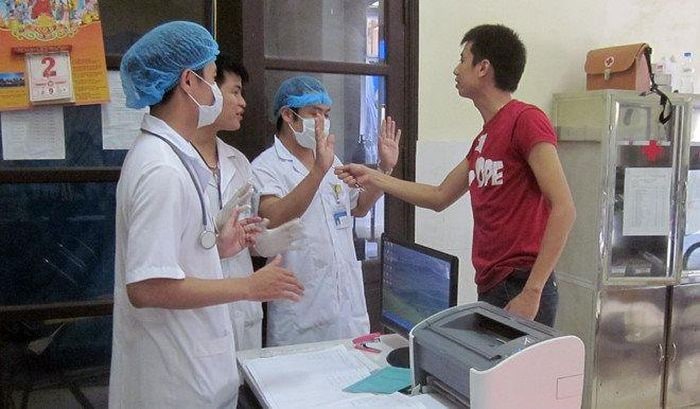 Hà Nội công bố 30 đường dây nóng trình báo việc hành hung nhân viên y tế - Ảnh 1.