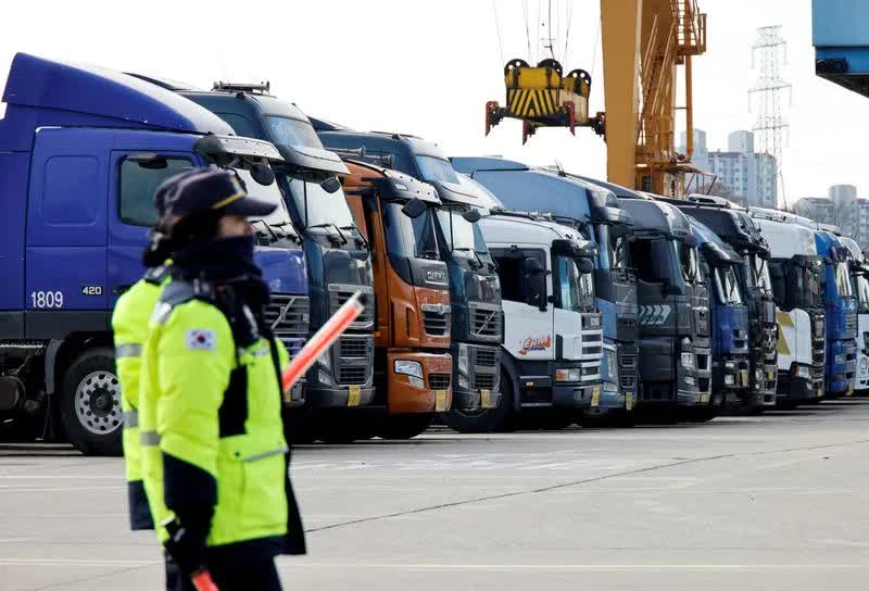 Hàn Quốc ra lệnh cho các tài xế xe tải thép, hóa dầu đình công trở lại làm việc - Ảnh 1.
