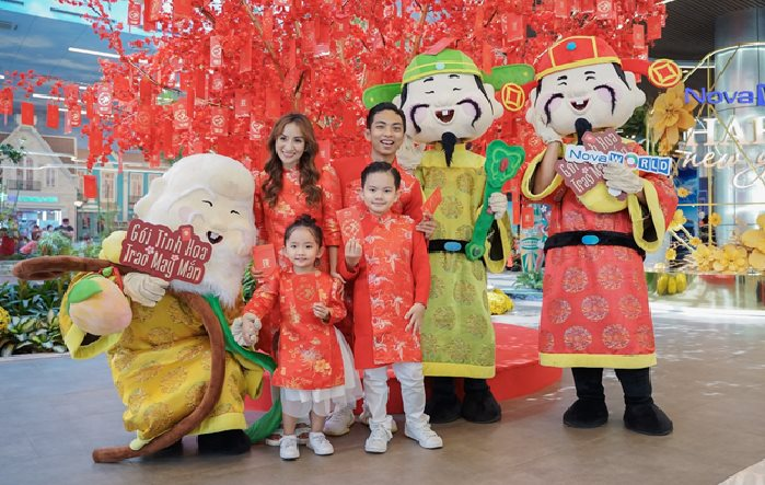 Gia đình Khánh Thi – Phan Hiển diện áo dài ngẫu hứng nhảy Dancesport khi dạo chơi Hội Hoa Xuân 2022  - Ảnh 2.