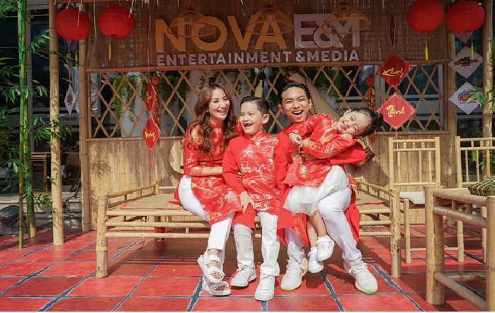 Gia đình Khánh Thi – Phan Hiển diện áo dài ngẫu hứng nhảy Dancesport khi dạo chơi Hội Hoa Xuân 2022  - Ảnh 5.