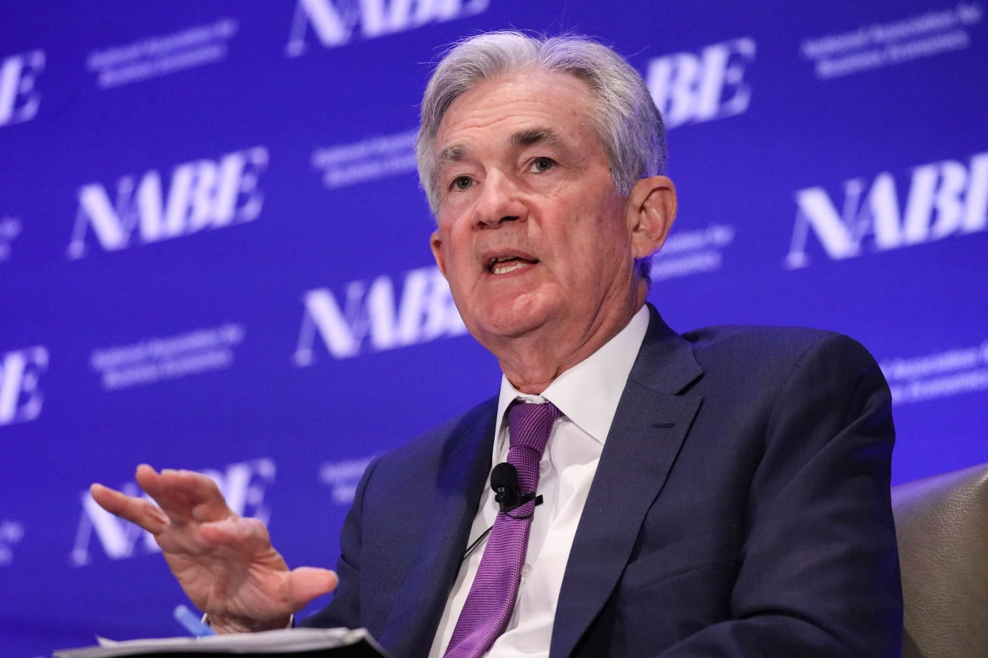 Chủ tịch Jerome Powell báo hiệu Fed sẽ tăng lãi suất thêm nửa điểm vào tháng 5 - Ảnh 1.