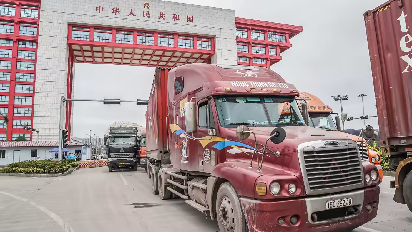 Lái xe tải Trung Quốc, Việt Nam chạy tiếp sức để giải quyết ách tắc hàng hóa tại cửa khẩu - Ảnh 1.