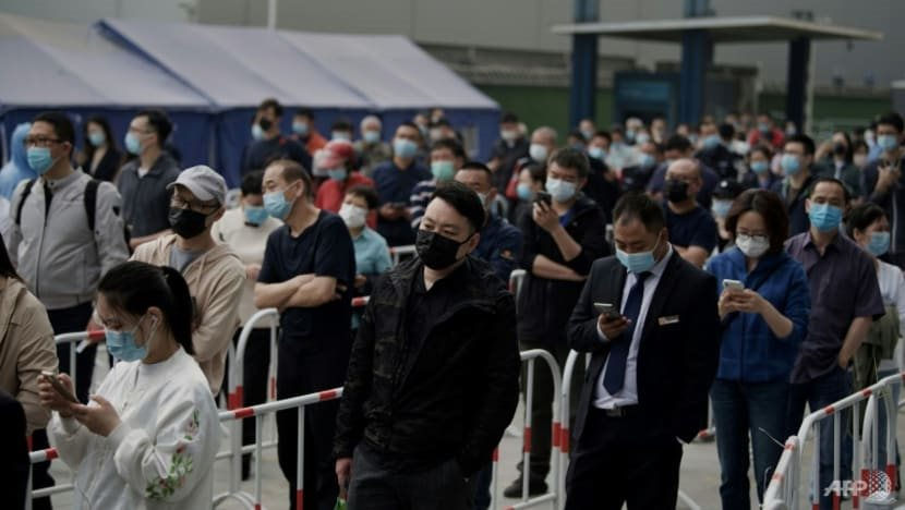 COVID-19 tăng đột biến ở Bắc Kinh, người dân hoảng loạn mua sắm - Ảnh 1.
