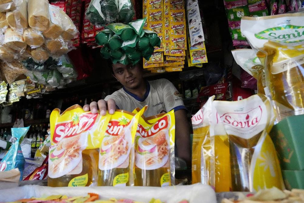 Tại sao lệnh cấm xuất khẩu dầu cọ của Indonesia lại châm ngòi lo lắng về giá thực phẩm toàn cầu? - Ảnh 2.