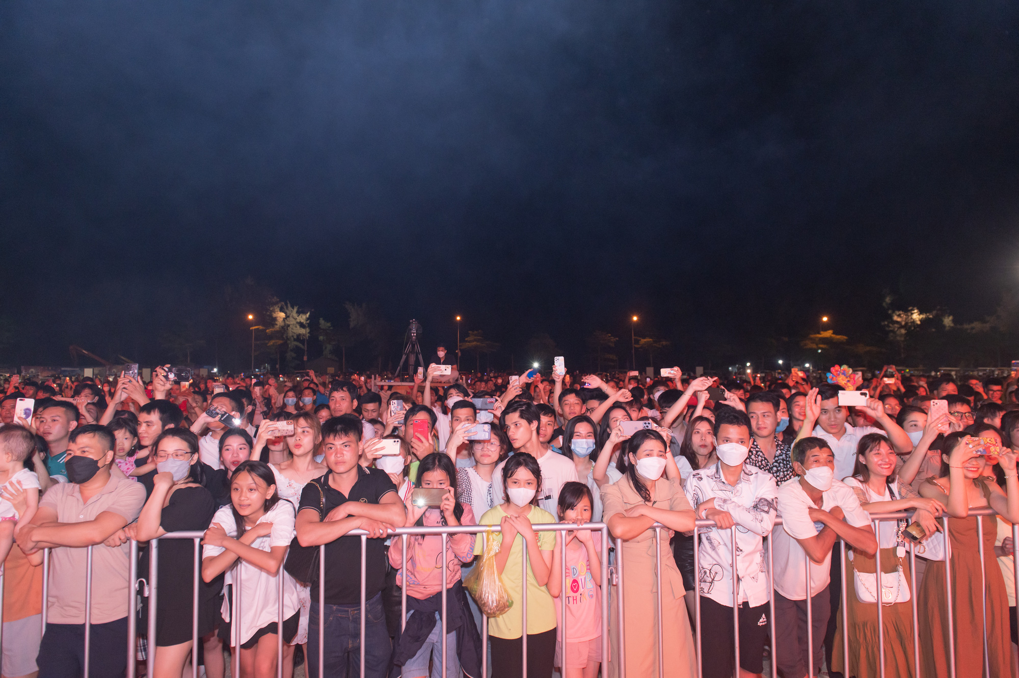 Người dân, du khách hào hứng với đêm nhạc sôi động SunFest Thanh Hóa  - Ảnh 2.