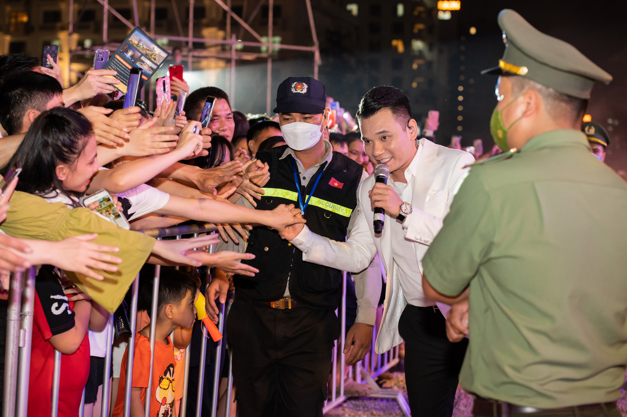 Người dân, du khách hào hứng với đêm nhạc sôi động SunFest Thanh Hóa  - Ảnh 9.